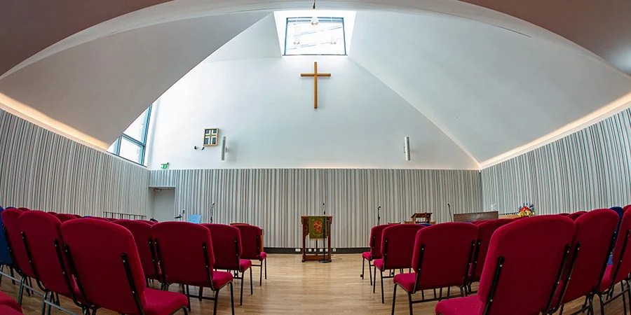 Crossway基督教中心用旋乐吧将人们聚集在一起
