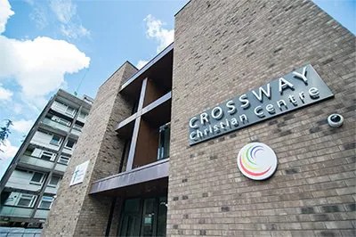 Crossway基督教中心用旋乐吧将人们聚集在一起