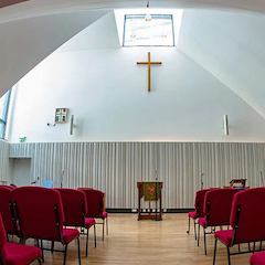 Crossway基督教中心用旋乐吧将人们聚集在一起